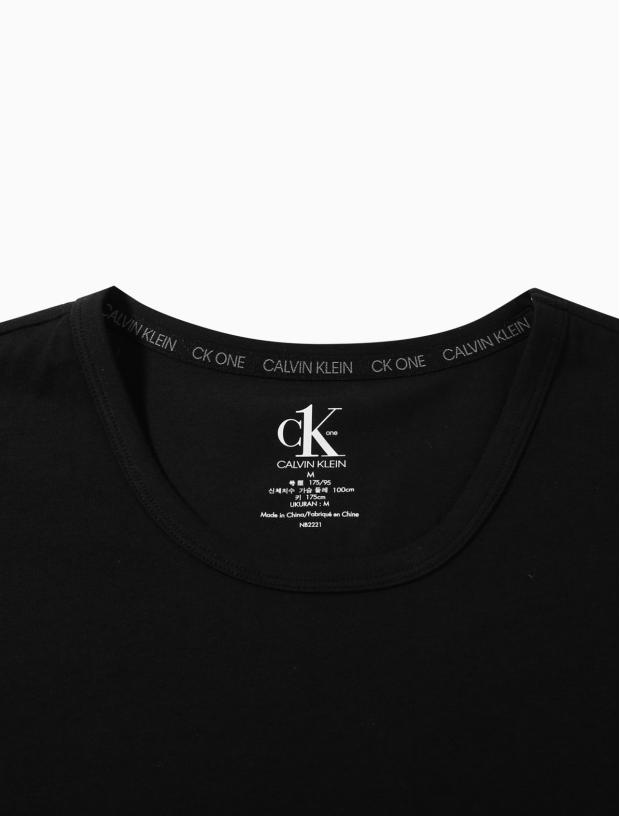 CalvinKlein Tshirt Basic חולצת קלווין קליין בצבע שחור - www.bbrands.co.il CalvinKlein Tshirt Basic חולצת קלווין קליין בצבע שחור