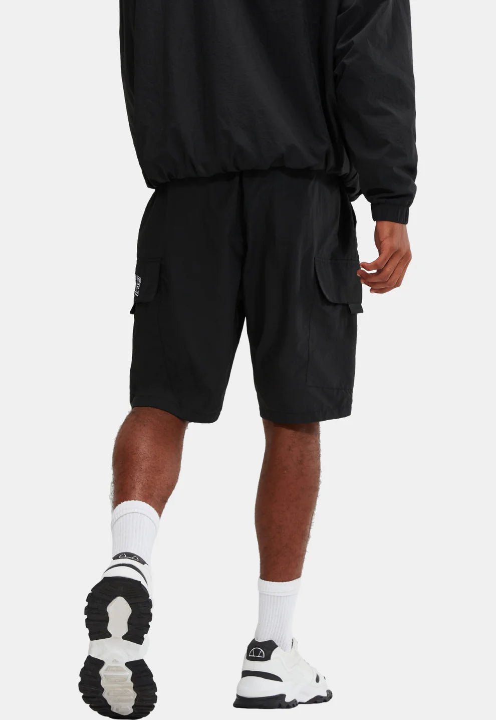 Ellesse Yulio cargo short שורט אלס בצבע שחור - www.bbrands.co.il Ellesse Yulio cargo short שורט אלס בצבע שחור