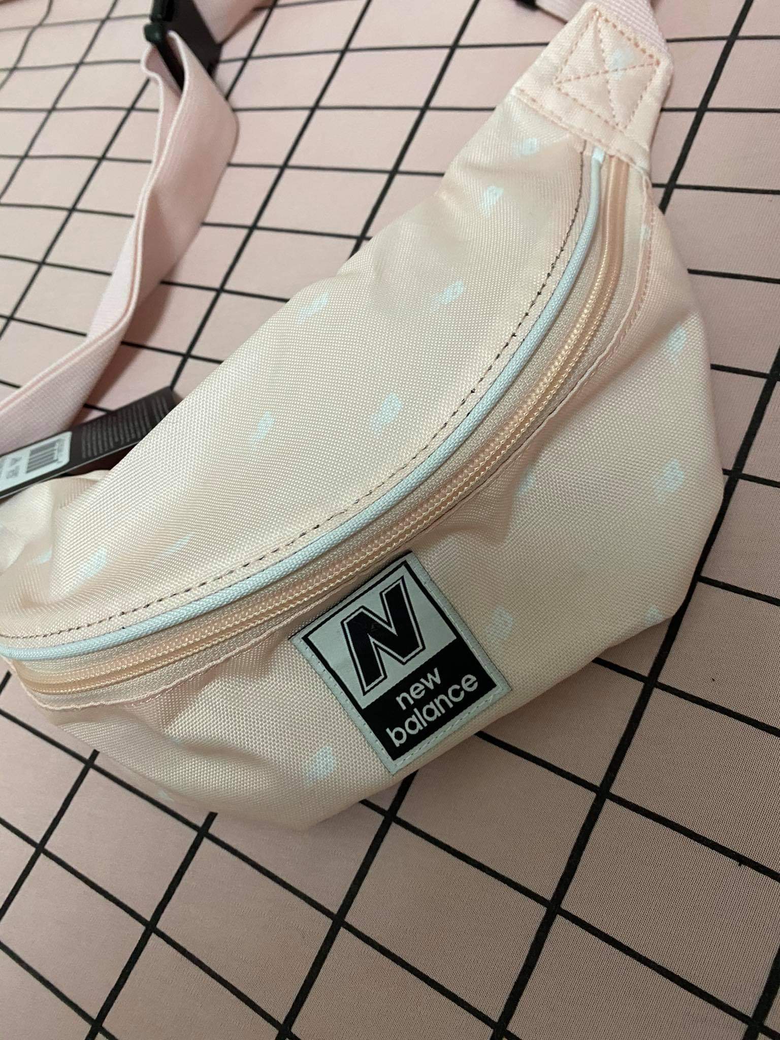 New Balance New Pouch פאוץ' ניו באלאנס לנשים - www.bbrands.co.il New Balance New Pouch פאוץ' ניו באלאנס לנשים