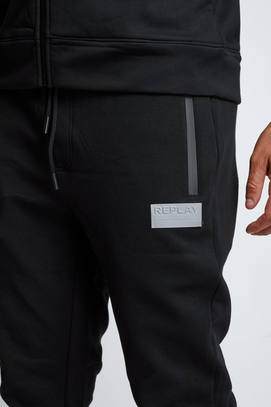 Replay Tracksuite New Collection קולקציית ריפליי חליפה מושלמת לגבר - www.bbrands.co.il Replay Tracksuite New Collection קולקציית ריפליי חליפה מושלמת לגבר
