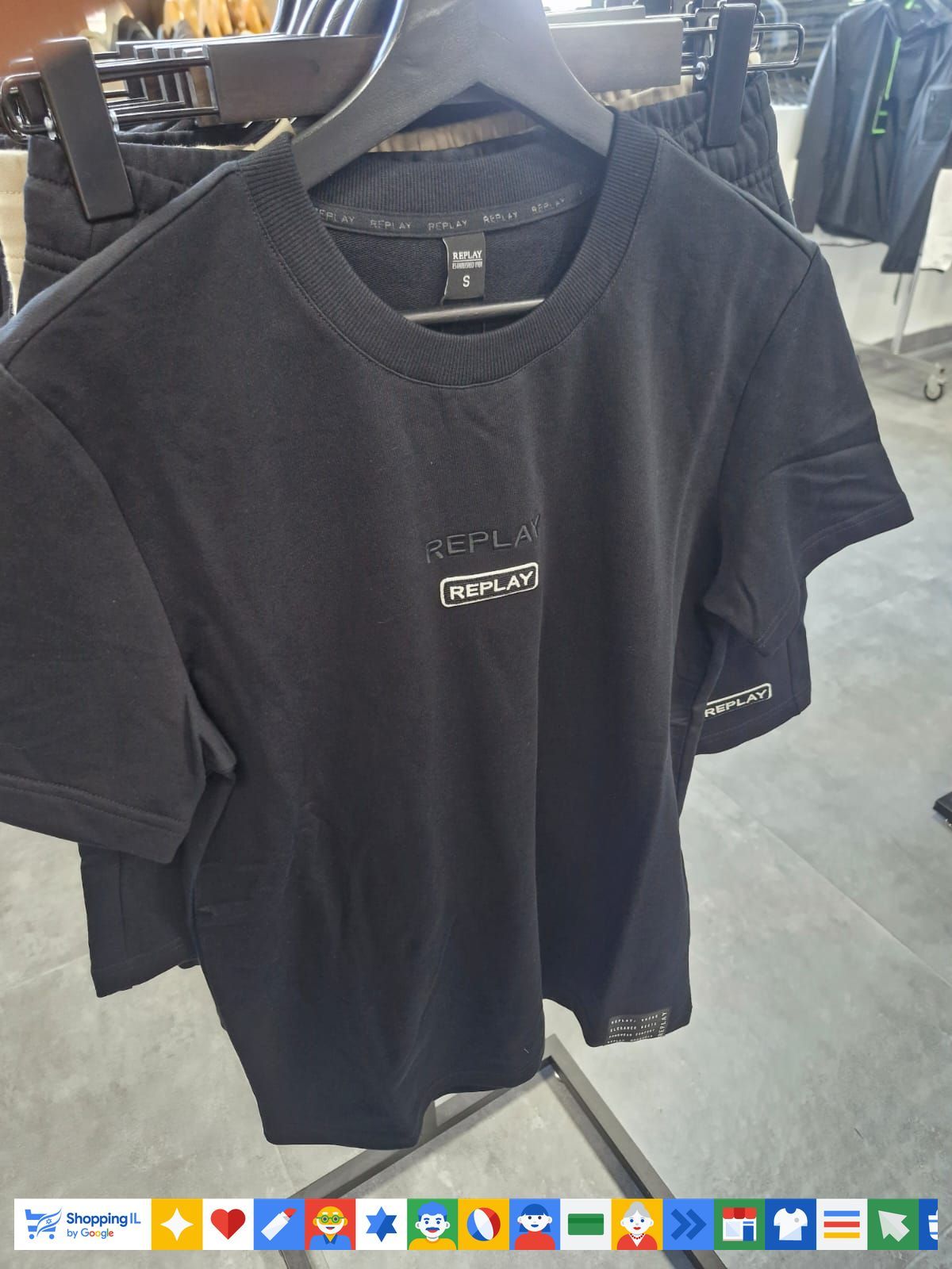 סט מכנס וחולצה Replay לגבר בצבע שחור אוברסייז M6708.000.23158P-098 | סט ריפליי טרנדי | אופנת גברים יוקרתית | חנות מותגים B Brands