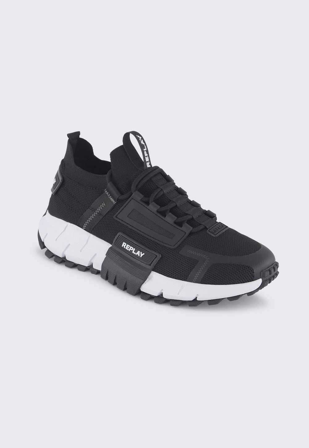 נעלי סניקרס ריפליי (Replay) דגם SYSTEM 1 בצבע שחור עם סוליה לבנה דומיננטית, עיצוב מודרני עם לוגו המותג ופרטים טכניים למראה קז'ואל אורבני.