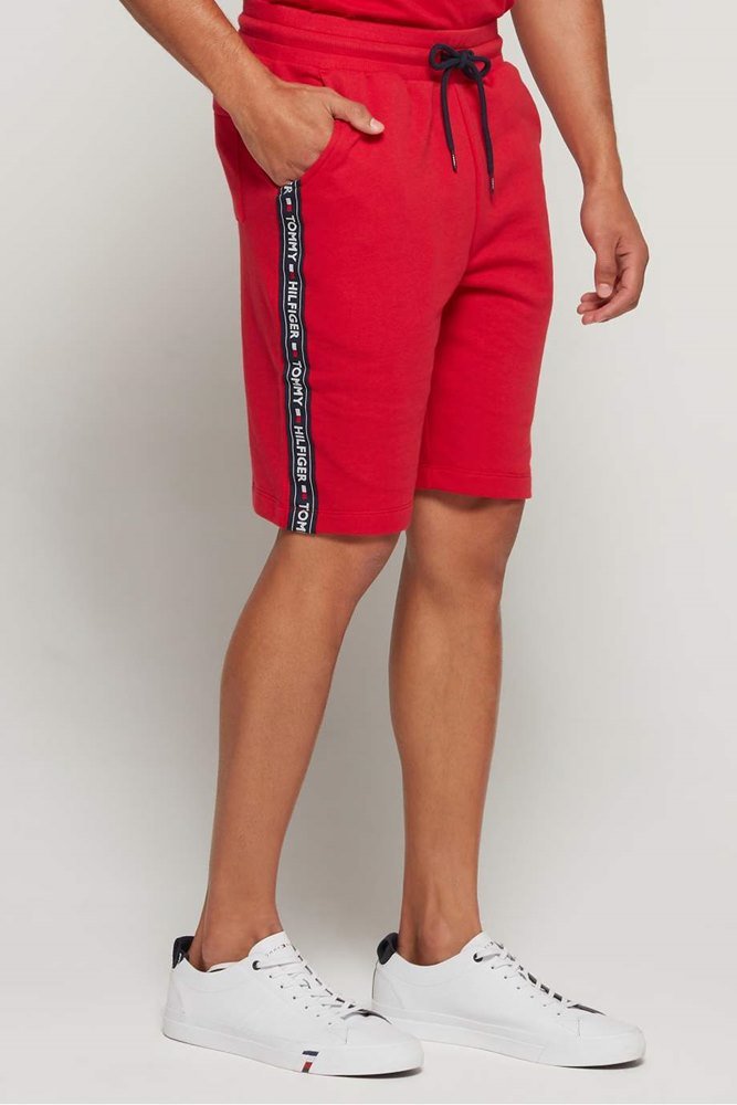 Tommy Hilfiger טומי הילפיגר מכנס קצר אדום - www.bbrands.co.il Tommy Hilfiger טומי הילפיגר מכנס קצר אדום