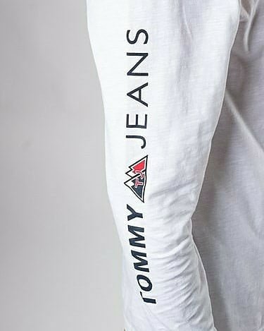 Tommy Jeans - flag tee חולצת שרוול ארוך טומי גינס - www.bbrands.co.il Tommy Jeans - flag tee חולצת שרוול ארוך טומי גינס