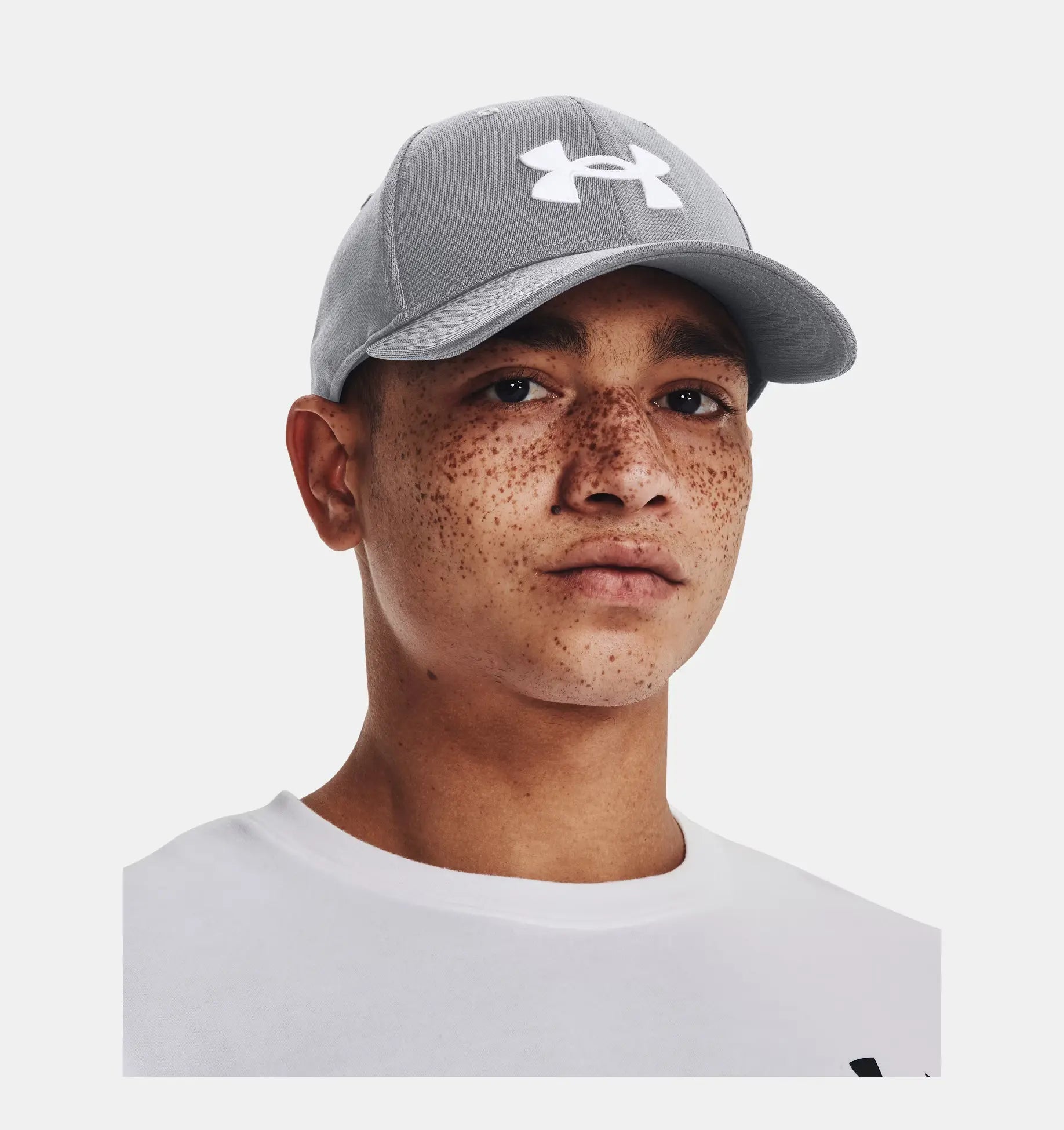 Under Armour hat for man כובע אנדר ארמור בצבע אפור לבן - www.bbrands.co.il Under Armour hat for man כובע אנדר ארמור בצבע אפור לבן