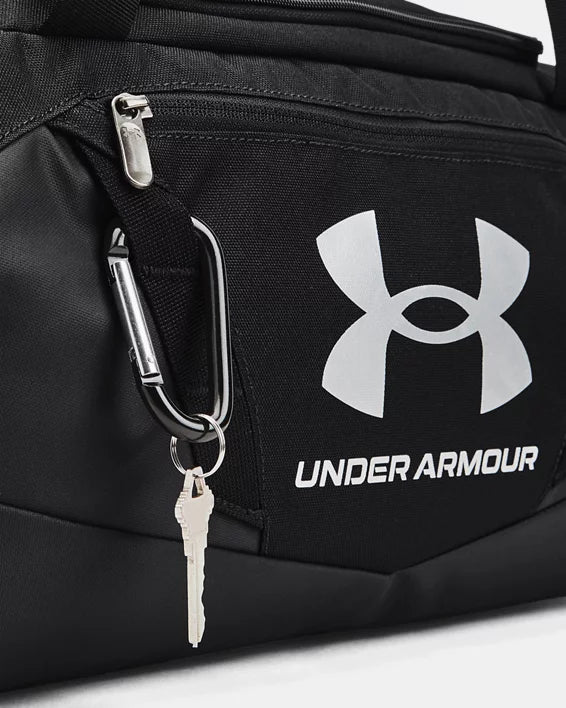 Under Armour Undeniable 5.0 Duffle - תיק אימון בצבע שחור לנסיעה וספורט - www.bbrands.co.il Under Armour Undeniable 5.0 Duffle - תיק אימון בצבע שחור לנסיעה וספורט