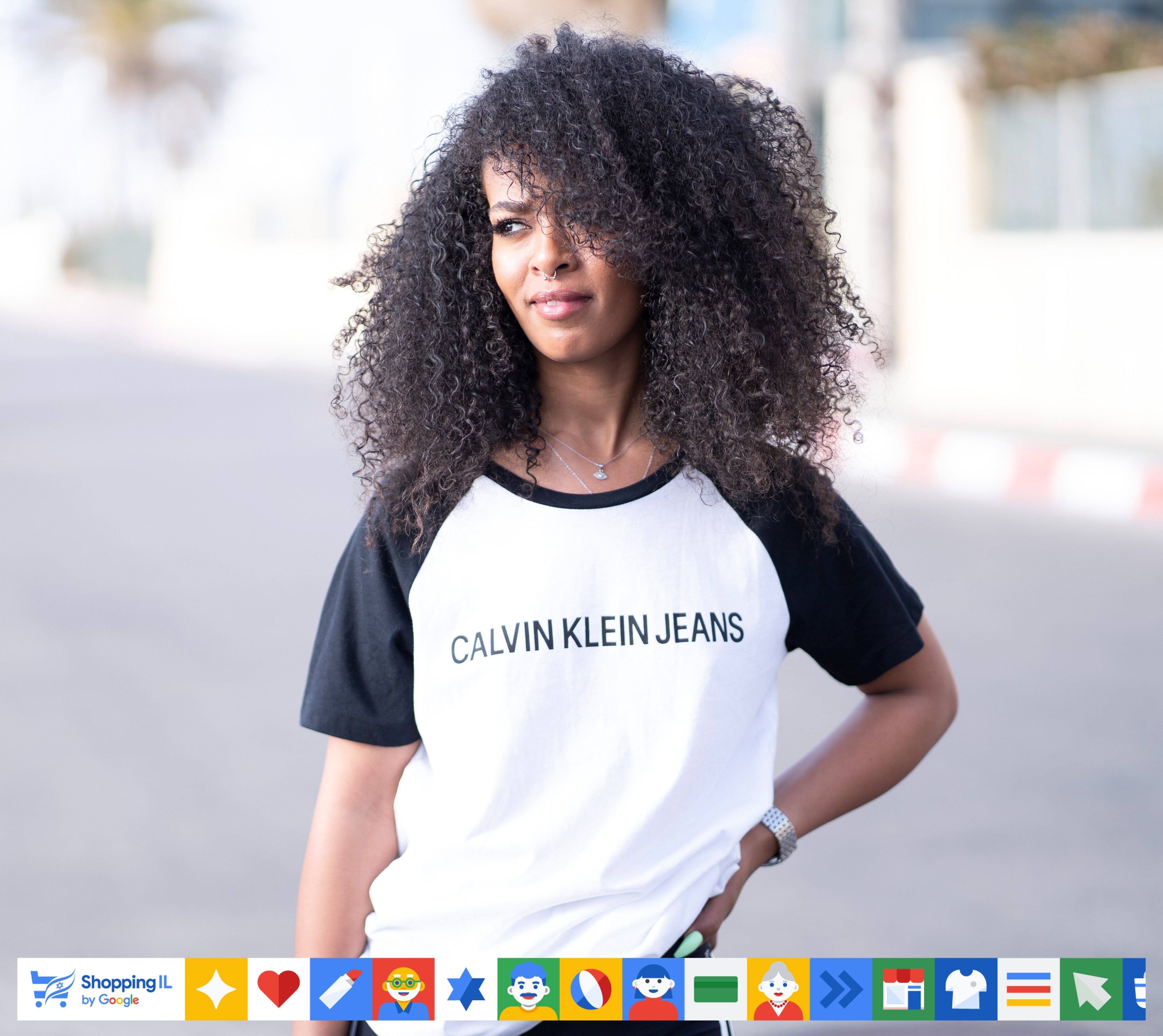 חולצת Calvin Klein T-shirt לנשים בצבע לבן/שחור | טישרט בסיס קלווין קליין | אופנת נשים | חנות מותגים B Brands