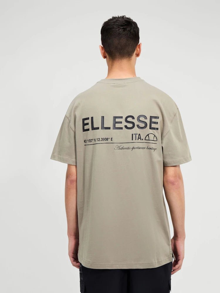 Ellesse tshirt for man אלס חולצה טישרט אוברסייז בצבע ירוק זית - www.bbrands.co.il Ellesse tshirt for man אלס חולצה טישרט אוברסייז בצבע ירוק זית