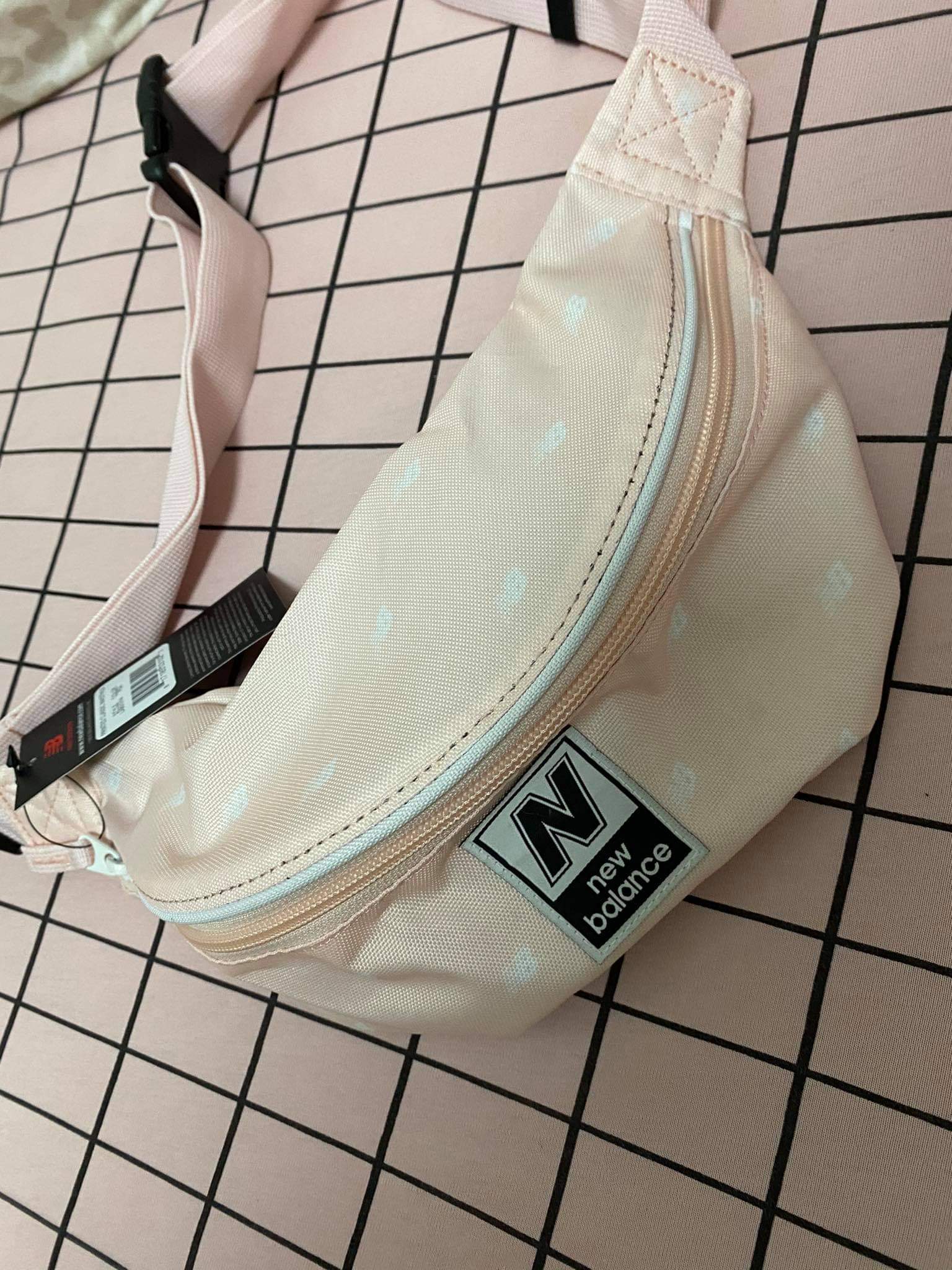 New Balance New Pouch פאוץ' ניו באלאנס לנשים - www.bbrands.co.il New Balance New Pouch פאוץ' ניו באלאנס לנשים