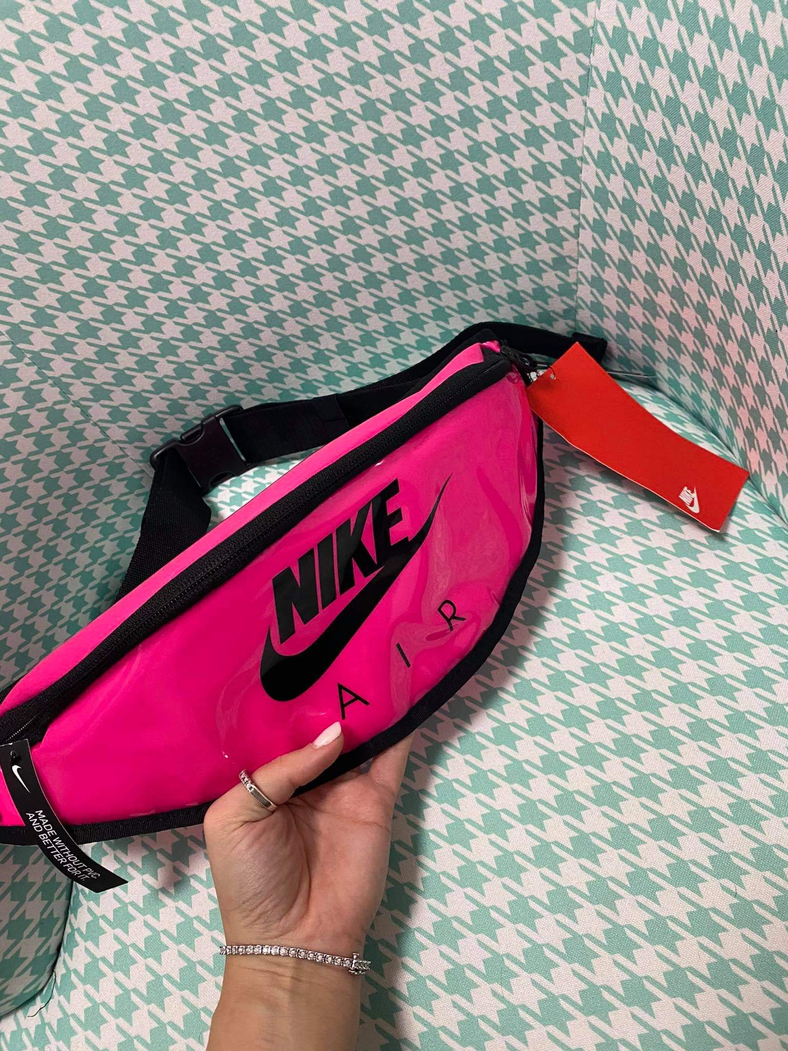 Nike Heritage bum Bag - Pink color נייקי תיק ניילון פאוץ צד בצבע ורוד - www.bbrands.co.il Nike Heritage bum Bag - Pink color נייקי תיק ניילון פאוץ צד בצבע ורוד
