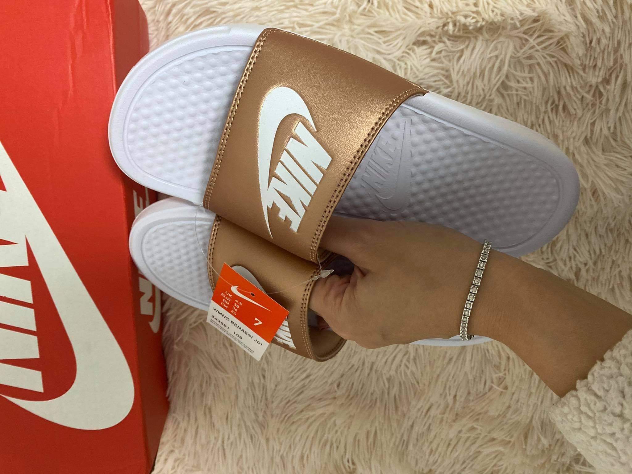 Nike women WMNS Bennasa JDI Beach & Pool sliders כפכפי נייקי לנשים ורוד - www.bbrands.co.il Nike women WMNS Bennasa JDI Beach & Pool sliders כפכפי נייקי לנשים ורוד