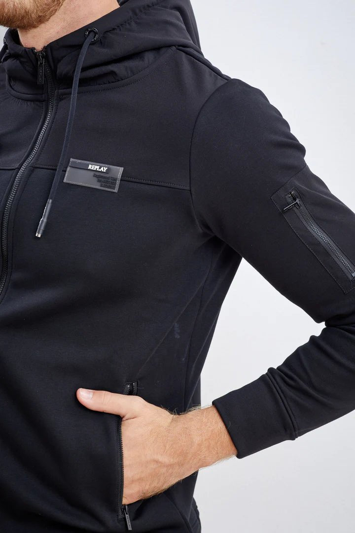 Replay Jacket for man ריפלי ג'ינס קפוצ'ון פול זיפ בצבע שחור - www.bbrands.co.il Replay Jacket for man ריפלי ג'ינס קפוצ'ון פול זיפ בצבע שחור