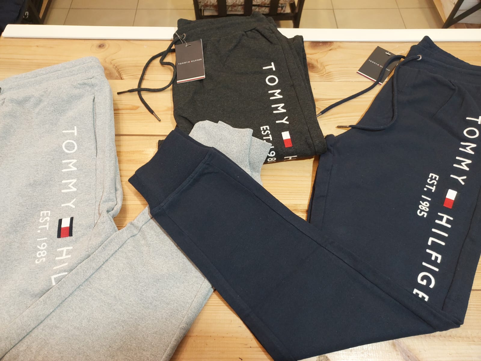 Tommy Hilfiger track mainline pant טומי הילפיגר מכנס ארוך בצבע אפור כהה - www.bbrands.co.il Tommy Hilfiger track mainline pant טומי הילפיגר מכנס ארוך בצבע אפור כהה