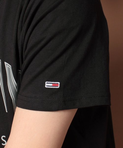 TommyJeans Tshirt טישרט של טומי הילפיגר בצבע שחור - www.bbrands.co.il TommyJeans Tshirt טישרט של טומי הילפיגר בצבע שחור