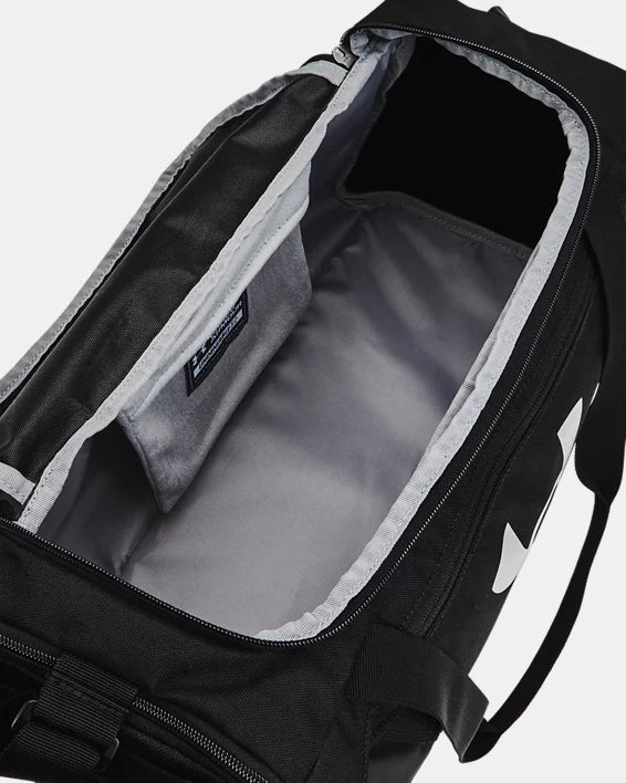 Under Armour Undeniable 5.0 Duffle - תיק אימון בצבע שחור לנסיעה וספורט - www.bbrands.co.il Under Armour Undeniable 5.0 Duffle - תיק אימון בצבע שחור לנסיעה וספורט