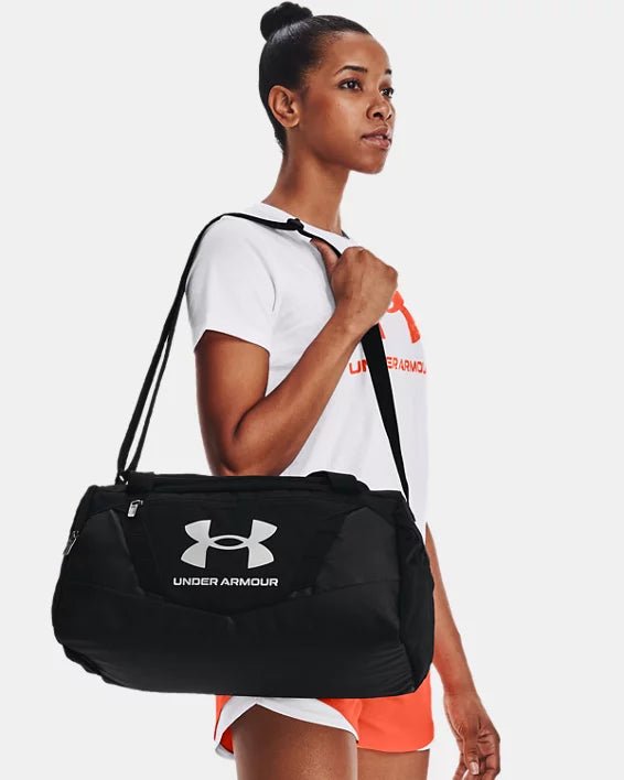 Under Armour Undeniable 5.0 Duffle - תיק אימון בצבע שחור לנסיעה וספורט - www.bbrands.co.il Under Armour Undeniable 5.0 Duffle - תיק אימון בצבע שחור לנסיעה וספורט